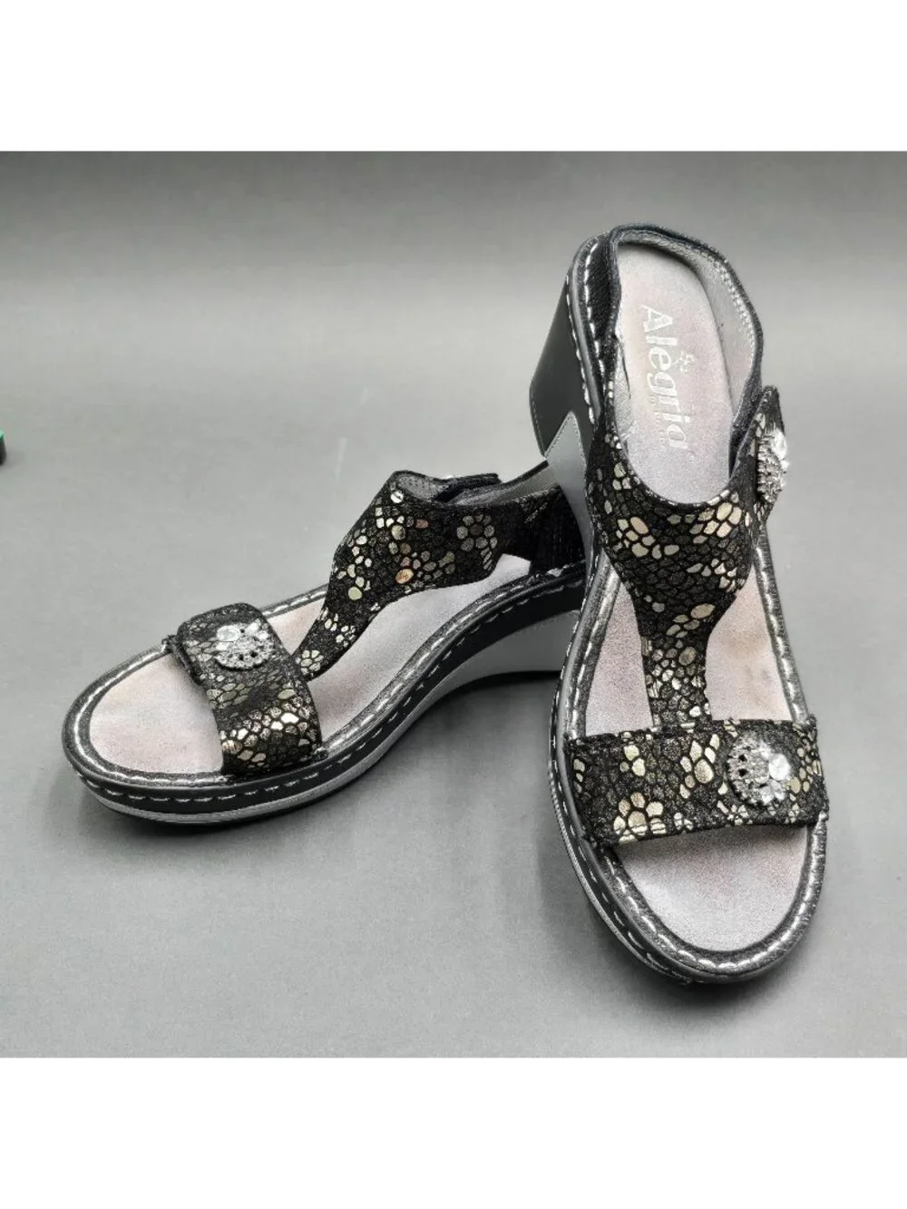 Alegria Lara Pewter Mosaic Wedge Sandals Size 37 T-Strap Comfort Slide - Picture 1 of 13